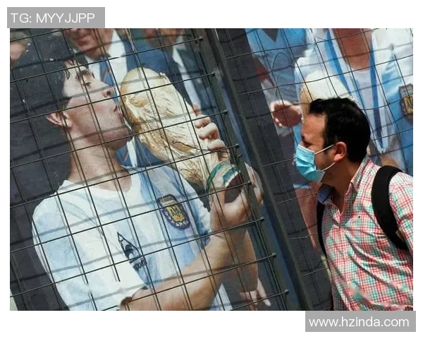 马拉多纳背影图揭示传奇球星的孤独与坚韧之路